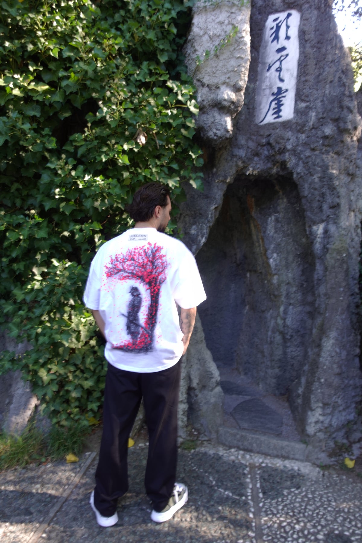Weißes T-Shirt mit Samurai-Print im Steingarten
