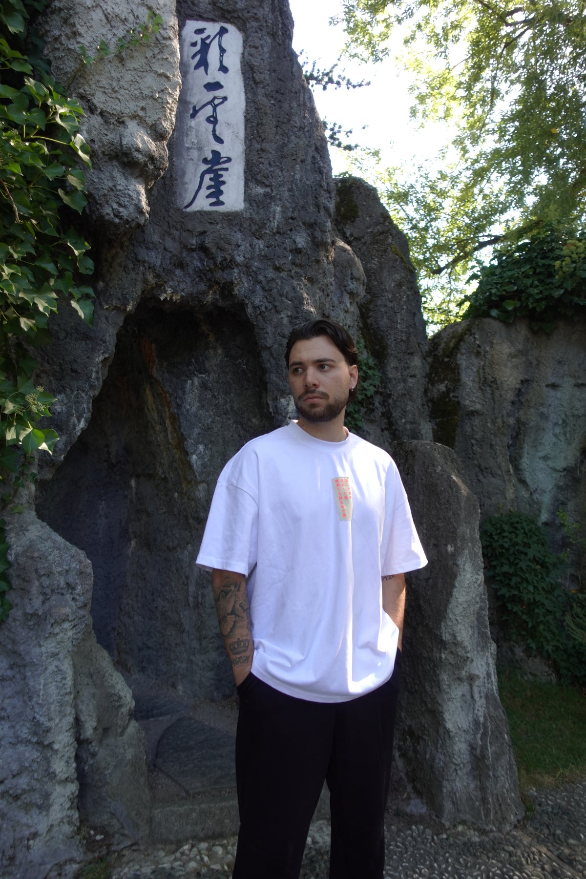 Weißes T-Shirt mit aufgenähtem Kanji-Patch